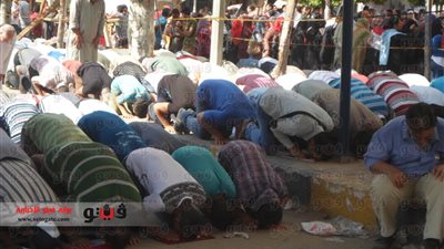 بالفيديو والصور.. متظاهرو المنوفية يصلون العصر في حماية الأقباط