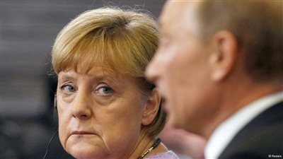 اتصال هاتفي بين ميركل وبوتين وسط استمرار الخلاف حول القرم