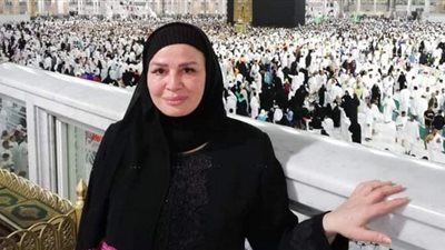 إلهام شاهين تؤدي مناسك العمرة
