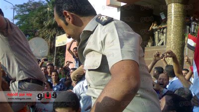 انضمام ضباط الشرطة للمتظاهرين في شبرا الخيمة