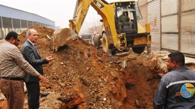 محافظ أسوان يتابع إصلاح الكسر المفاجئ في خط الصرف الصحي