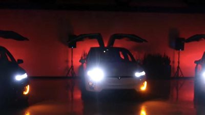 عرض مضحك لسيارات «تسلا» الذكية في عيد الميلاد