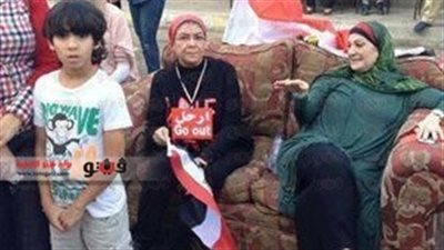 أسرة مصرية تشارك في المظاهرات بـ