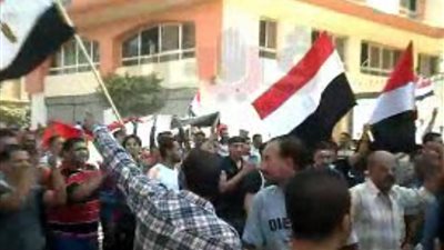 متظاهرون يحبطون محاولة تفجير سيارة وسط مسيرة متجهة للتحرير