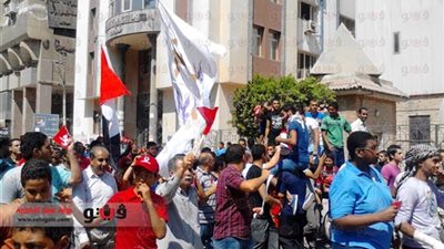 مئات المتظاهرين يحاصرون منزل 