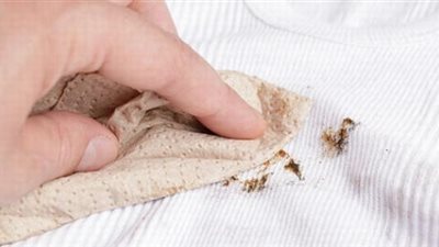 تخلصي من بقع الزيت باستخدام المياه «الغازية والشامبو»