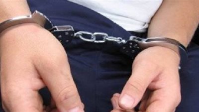 القبض على 3 أشخاص بالأوتستراد وبحوزتهم أسلحة نارية