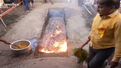 امرأة تسقط في الفحم المشتعل بالهند (فيديو)