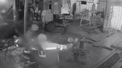 لحظة انفجار آلة نفط في عاملين (فيديو)