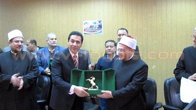 بالصور.. مختار جمعة يُكرم 12 إداريًا بأوقاف الشرقية