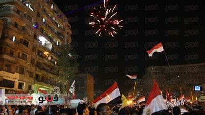 متظاهرو طلعت حرب يطلقون الألعاب النارية والأهالي ينضمون إليهم