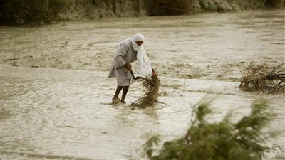 الرئيس الإيراني يقطع إجازة الحكومة لمواجهة كارثة الفيضانات (فيديو)