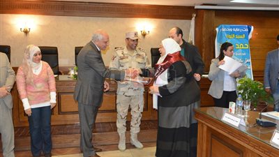 محافظ الجيزة يكرم 21 أما مثالية (صور)
