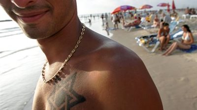 موقع صهيونى يزعم: مصر تعتقل شبابها بتهمة 