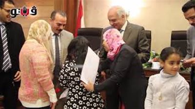 طفلة تهدي محافظ الجيزة وردة باحتفالية الأم المثالية (فيديو)