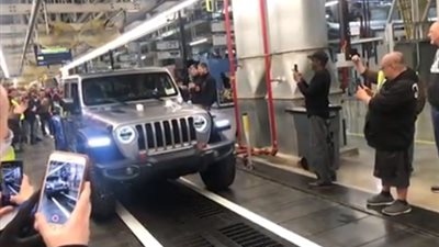 موظفو «جيب» يحتفلون بإنتاج أول نسخة من سيارة «جلاديتور» (فيديو)