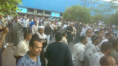 عمال مجمع الألومنيوم يطالبون بإقالة رئيس الشركة القابضة