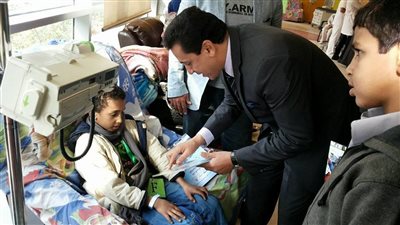 بالصور.. في حب «رضا عبد السلام».. أهالي الشرقية يتجمعون أمام المحافظة لرد الجميل.. قرية «بيشة قايد» تبعث رسالة شكر للمحافظ.. والنشطاء يتداولون المواقف الإنسانية لـ«محافظ الغلا