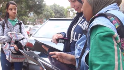 «سيستم واقع ونت مش شغال».. معاناة طلاب الثانوية مع نظام التابلت (فيديو)