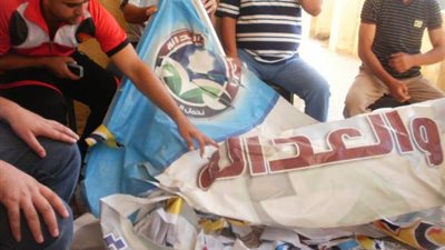 متظاهرو دمياط يحرقون لافتة 