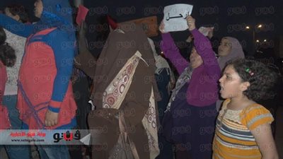 متظاهرو الدفاع يطلقون الألعاب النارية وسط هتافات 