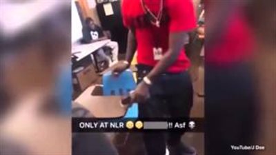 بالفيديو.. طالب يدخن السجائر أمام المعلم داخل الفصل