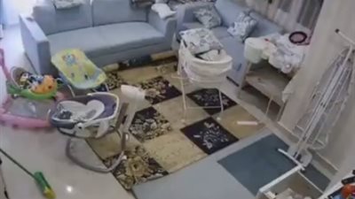 خادمة فلبينية تنقذ رضيعا قبل لحظات من انهيار سقف غرفته (فيديو)