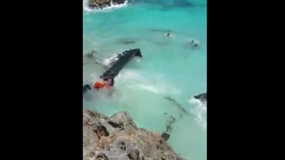 رجال ينقذون سائقا بعد غرق شاحنته في مياه البحر (فيديو)