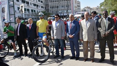 وزير الشباب يطلق إشارة بدء سباق مصر الدولي للدراجات في أسوان (صور)