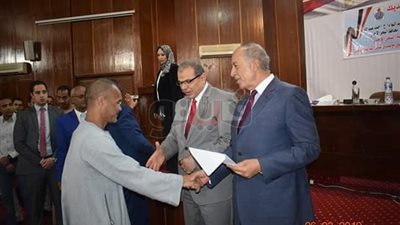 تسليم عقود لذوي الاحتياجات وشهادات أمان للعمالة غير المنتظمة بالبحر الأحمر