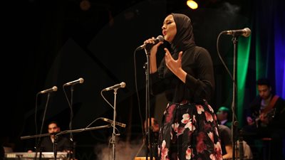 تقى محجوب تبدع بـ«دندنة» في ساقية الصاوي (صور)