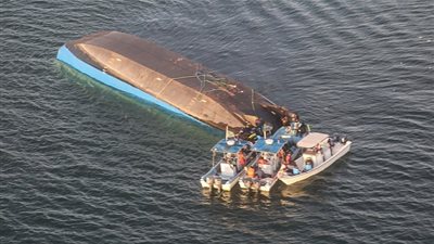 العراق يستعين بغواصين أتراك للبحث عن ضحايا العبارة الغارقة