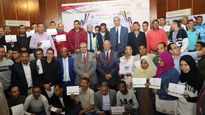 توزيع 100 شهادة أمان على العمالة غير المنتظمة بالبحر الأحمر (صور)