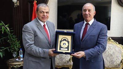 سعفان وعبد الله يفتتحان دورة تنمية مهارات العمال في الغردقة