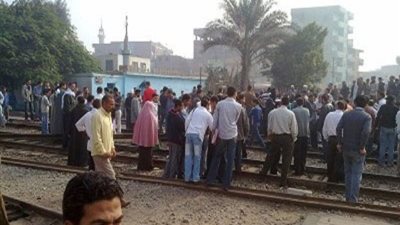 أهالي أشمون يقطعون السكة الحديد للمطالبة بإسقاط 