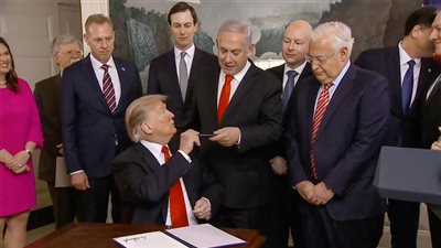 3 ذئاب وراء إعلان دونالد ترامب سيادة إسرائيل على الجولان.. الصفقة طوق نجاة لـ«نتنياهو».. رئيس وزراء إسرائيل يحصد 3 مكاسب قبل أيام من انتخابات تل أبيب.. و5 مميزات بالهضبة السورية المحتلة (صور