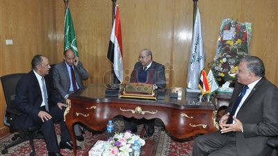 رئيس مجلس الدولة والمحافظ يتفقد العمل بمجمع محاكم القليوبية (صور)
