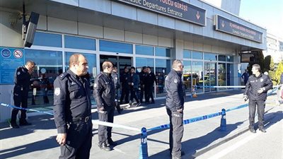 تبادل إطلاق الرصاص بين ضابطي شرطة في أحد مطارات تركيا (صور)