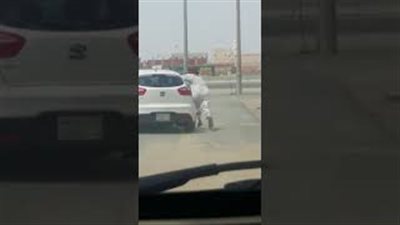 لحظة اعتداء ٣ شباب على سوداني وسرقته بالقوة (فيديو)