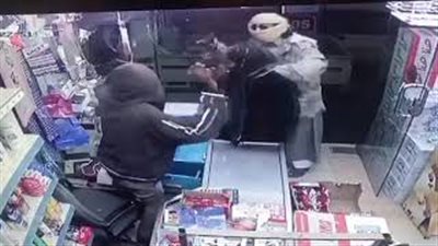 لحظة اقتحام لصين سوبر ماركت وتهديد البائع بمسدس (فيديو)