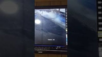 حادث تصادم مروع بين سيارتين (فيديو)