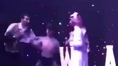 لحظة الاعتداء على شاب وتمزيق قميصه بمهرجان سعودي (فيديو)