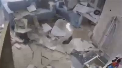 لقطات مروعة للحظة سقوط سقف منزل ونجاة سكانه (فيديو)