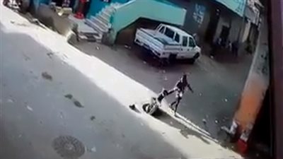 لحظة سقوط فتاة داخل «بلاعة» في الشارع (فيديو)