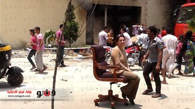 بالصور.. سيدة تجلس على كرسى 