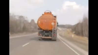 انقلاب شاحنة وقود بشكل مفاجئ ومقتل صاحبها (فيديو)