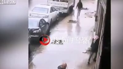 سقوط حجر ضخم على رأس أحد المارة بالشارع (فيديو)