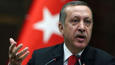 بالصور.. النشطاء يكشفون تمثيلية «أردوغان» خلال إنقاذه رجلًا حاول الانتحار.. «الرجل» موظف بالحكومة التركية وعضو بالجمعية العثمانية.. «أحمد»: تشبه الأفلام التركية السيئة.. 