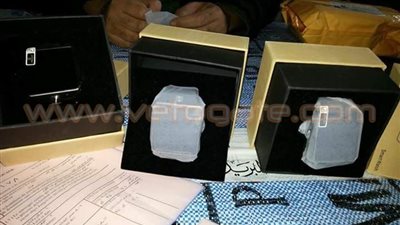 بالصور.. ضبط 8 ساعات مزودة بكاميرات تجسس في مطار القاهرة