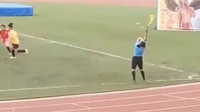 رد فعل غريب من حكم راية طالب لاعبة بتجنب التسلل | فيديو